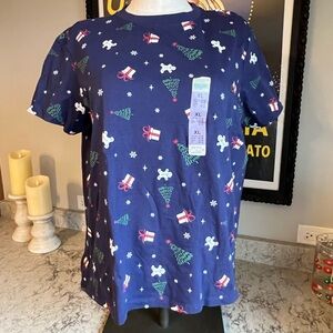 Snowflakes - Gingerbread Men - Presents - Stars & Trees Christmas Theme T-Shirt